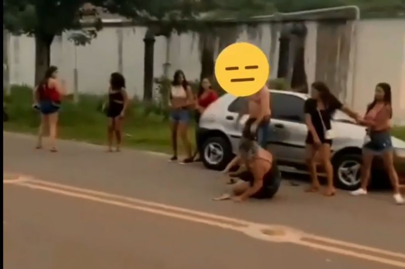 Diante de testemunhas que não o impedem, homem espanca mulher na rua em Água Branca