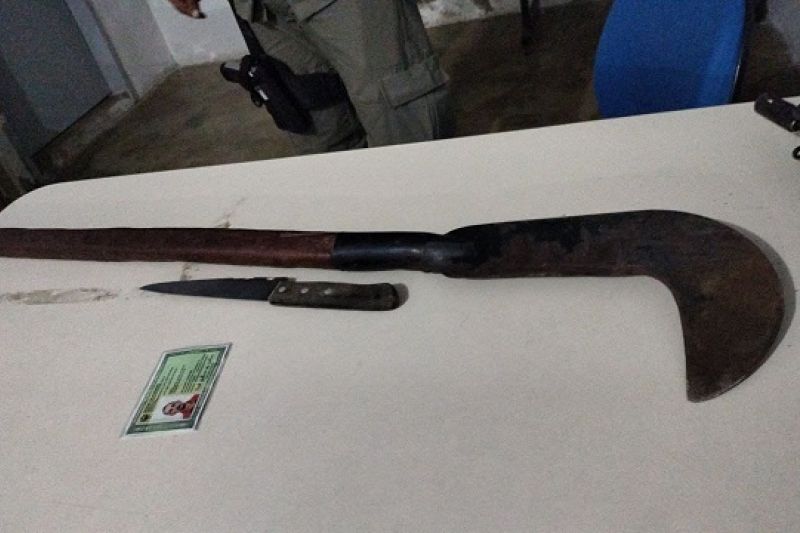 Armados com foice e faca, vizinhos que trocaram ameaças vão parar na delegacia em Santana