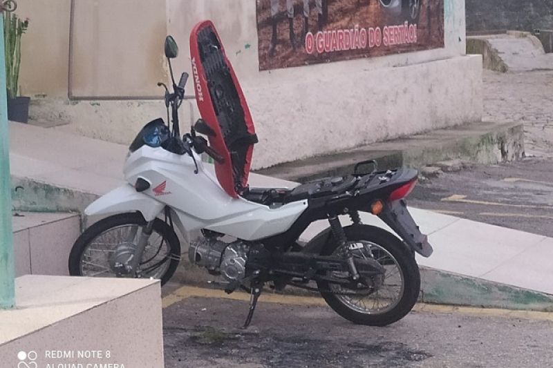 Condutor inabilitado fura bloqueio policial, é perseguido e moto é apreendida em Maravilha