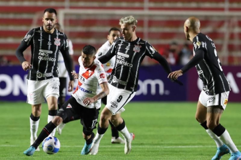 Gaviões da Fiel se reúne com elenco do Corinthians e protesta: ‘Joga por amor ou por terro