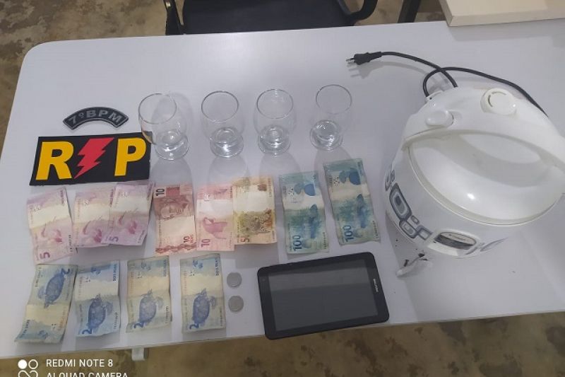 Polícia recupera dinheiro, panela, taças e tablet e prende suspeitos de furto em Santana