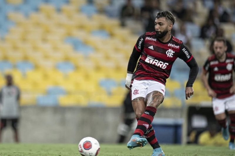 Torcedores do Flamengo protestam em frente ao Ninho do Urubu e cercam carros de jogadores