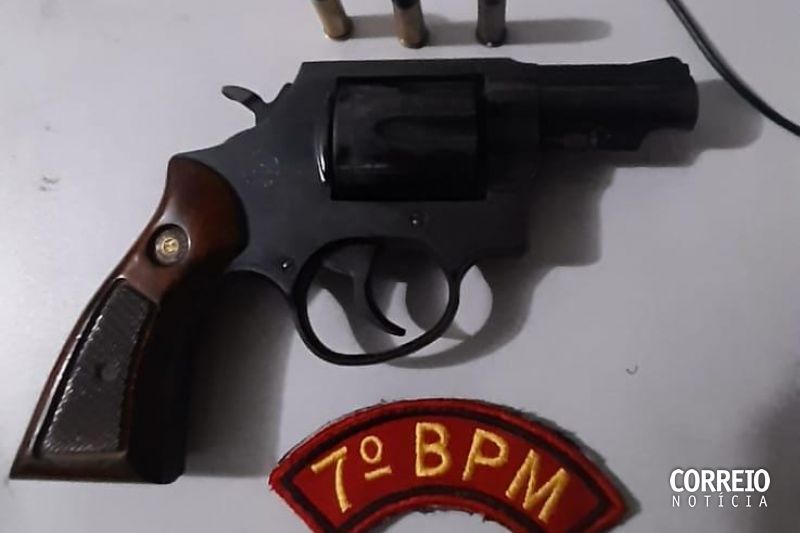 Homem é preso após entrar em luta corporal com policiais em Pão de Açúcar