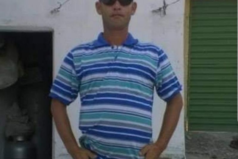 Mata Grande: homem é detido após utilizar porrete para quebrar postes e lâmpadas de praça