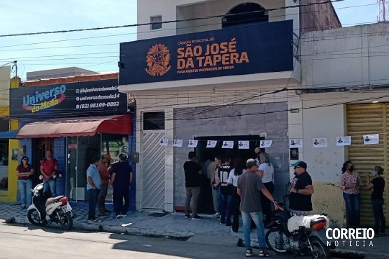 Servidores montam varal com fotos de vereadores na porta da Câmara de São José da Tapera