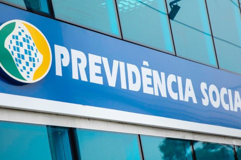 PM prende suspeito de chutar porta e quebrar vidro de agência do INSS em Delmiro Gouveia