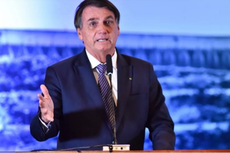 Em anúncio de internet para escolas, Bolsonaro critica regulação de redes sociais