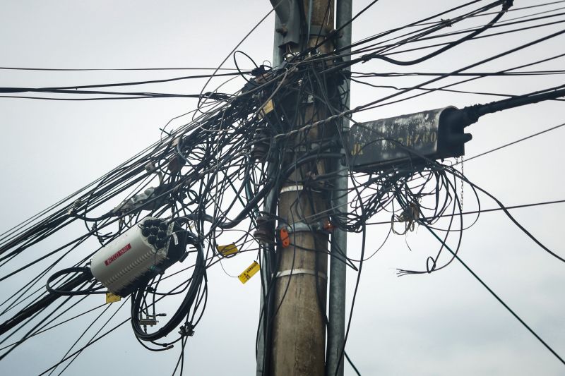Brasileiro paga por mês R$ 12 bi em taxas e tem conta de luz entre as mais caras do mundo