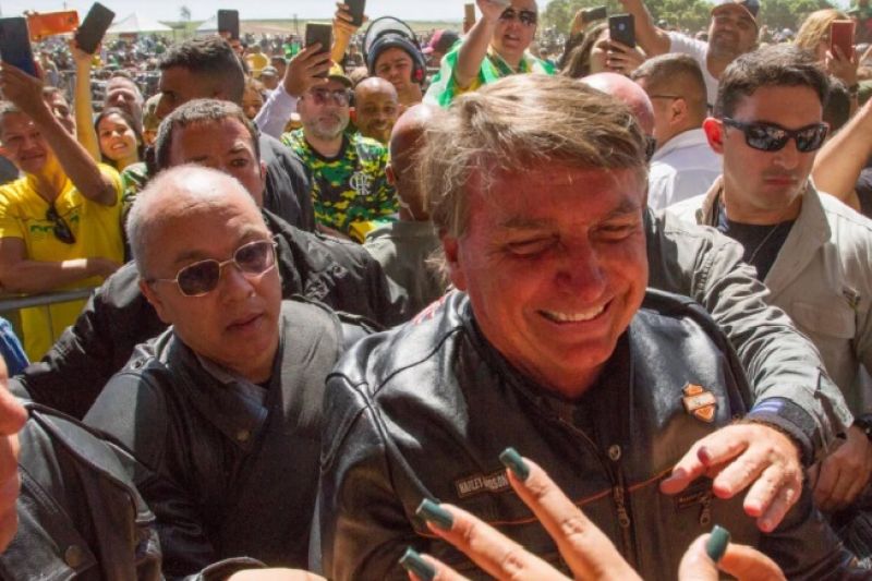 Bolsonaro diz que Brasil continuará livre ‘custe o que custar’