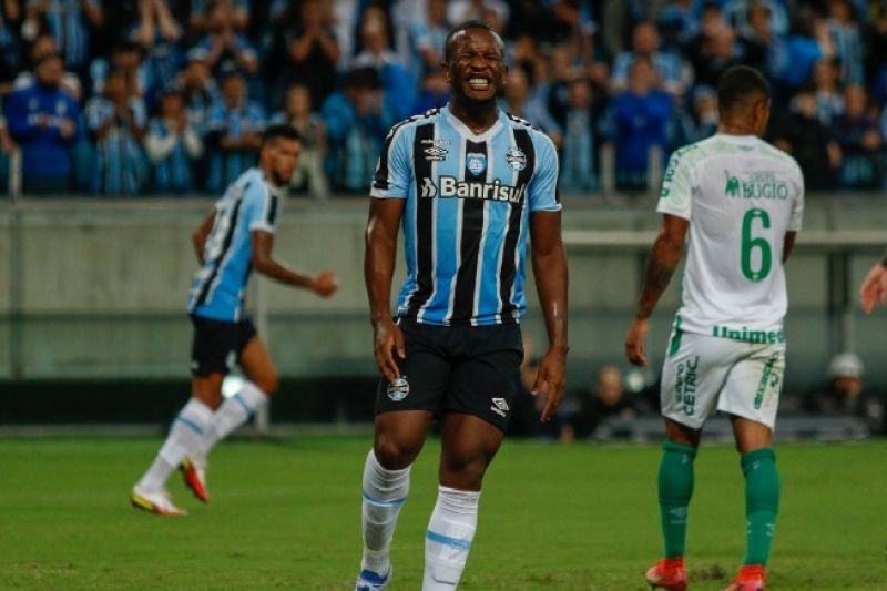 Grêmio domina Chapecoense, mas perde e é vaiado em casa pela Série B