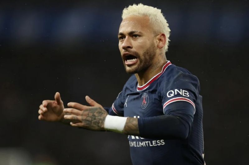 Neymar rebate comentário de Fábio Aurélio com lista de títulos