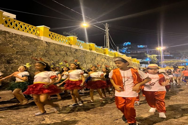 Blocos tradicionais “Trovadores, Trovoletas e Borboletas” encantam turistas em Piranhas