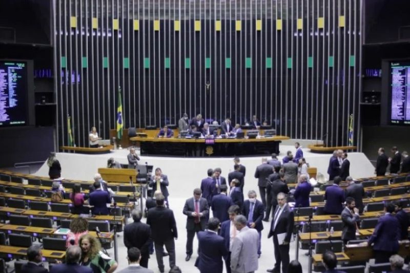 Câmara aprova MP que garante internet gratuita a alunos de escolas públicas