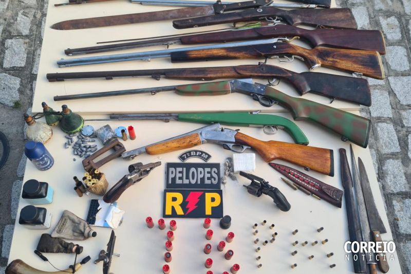 Espada é apreendida durante operações policiais nos municípios de Ouro Branco e Maravilha