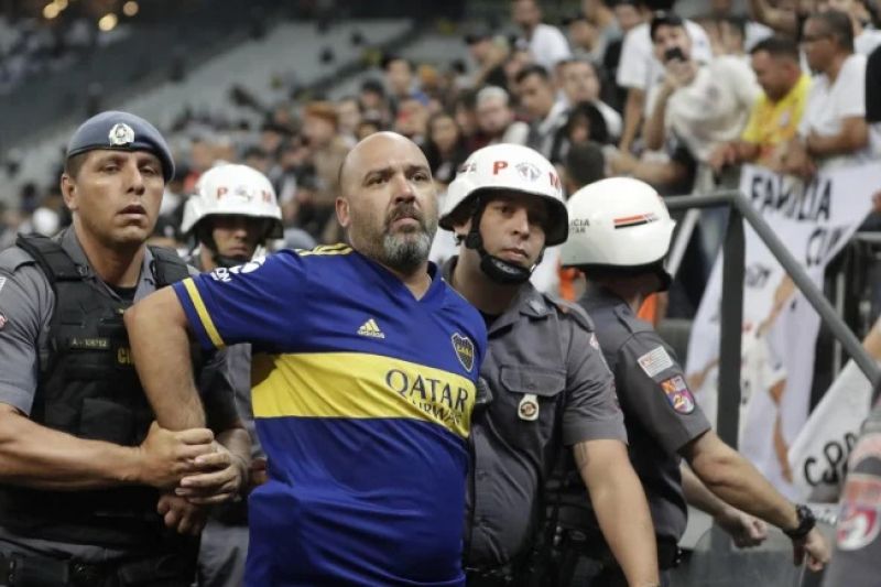 Torcedor que imitou macaco em Corinthians x Boca Juniors é solto após pagamento de fiança