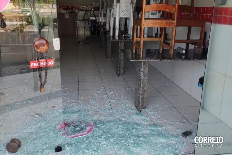Criminosos invadem e furtam estoque de comida de restaurante em Delmiro Gouveia