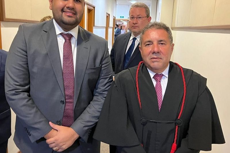 Representando a AMA, prefeito Tiago Freitas prestigia posse do procurador-geral de Justiça