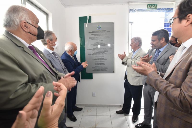 Governador Klever Loureiro prestigia inauguração do cartório eleitoral de Santana