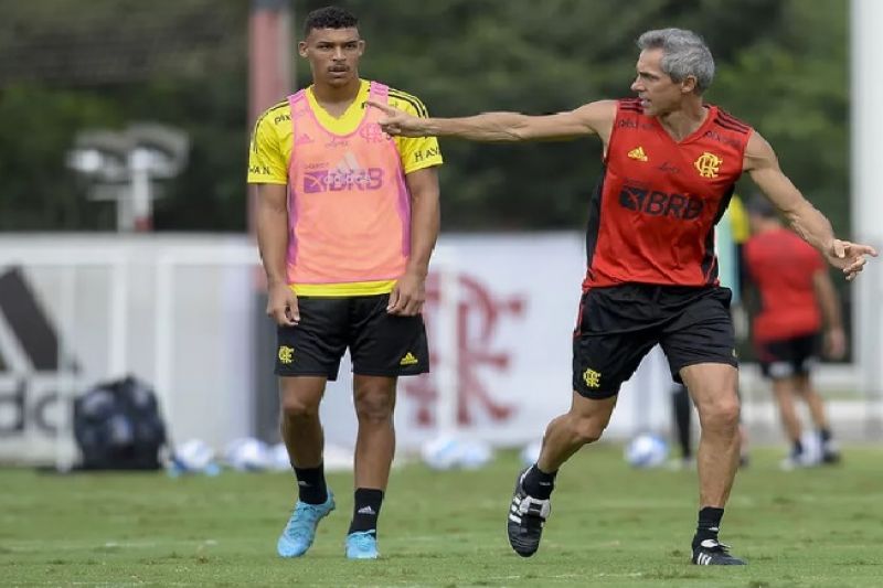 Paulo Sousa olha para base, supre carências e garotos aceleram reformulação no Flamengo