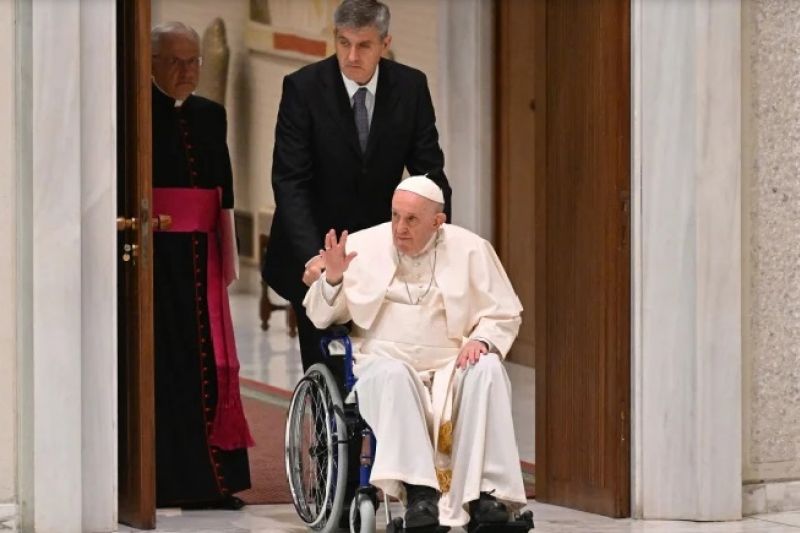 Papa Francisco aparece em público usando cadeira de rodas pela primeira vez