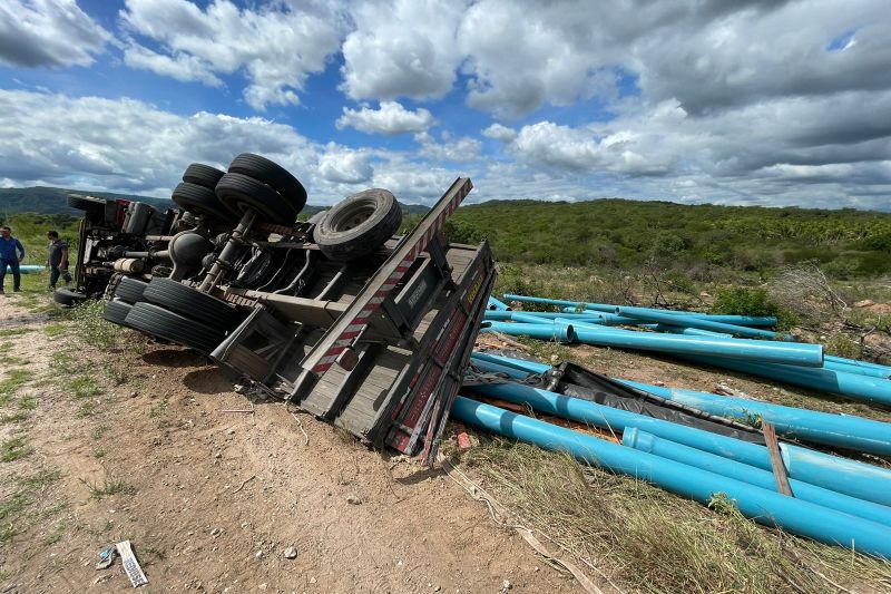 Caminhão carregado com tubulações tomba em trecho da AL-145 em Água Branca
