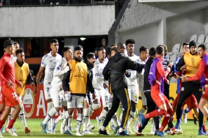 Torcedor do Santos invade campo e chuta jogador do La Calera após jogo da Sul-Americana
