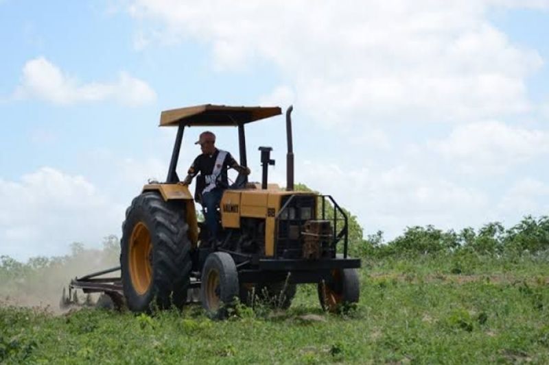 Agricultores são beneficiados com o corte de terra em Piranhas