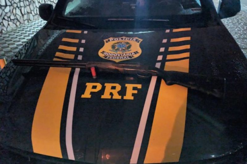 Vereador é flagrado dirigindo carro com maconha e homem armado em Poço das Trincheiras
