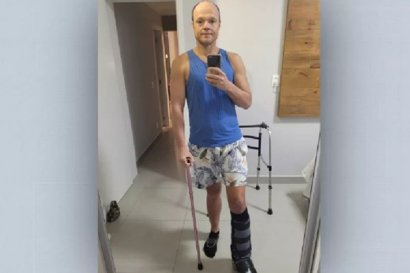 Dois meses após ser atacado por pitbulls, triatleta consegue ficar em pé e andar