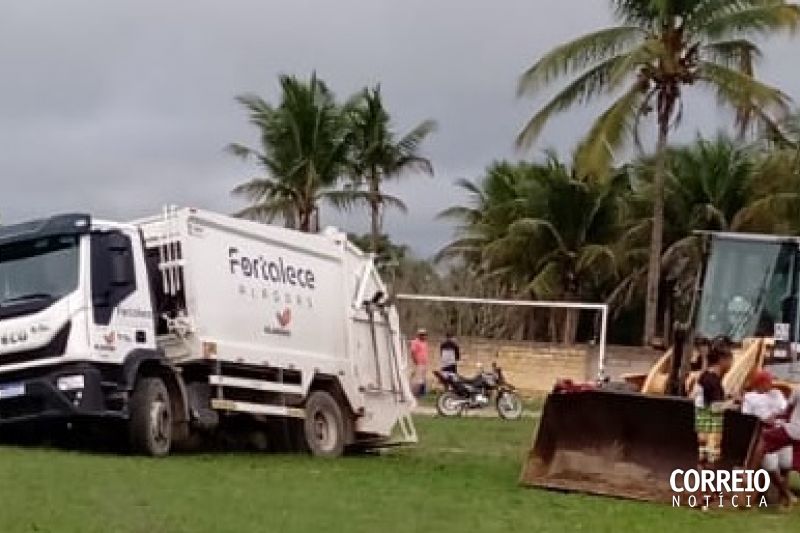 Caminhão compactador de lixo cai em buraco ao tentar passar dentro de campo em Tapera