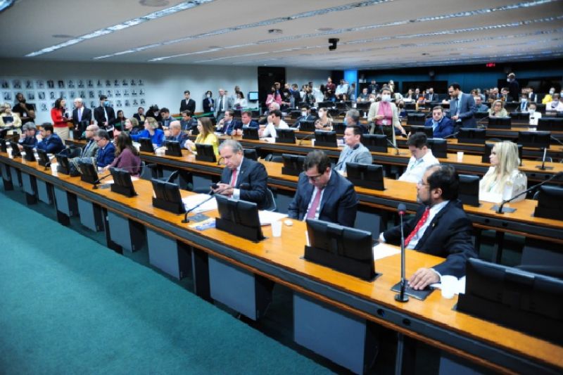 Deputados suspendem tramitação de PEC que pode cobrar mensalidades