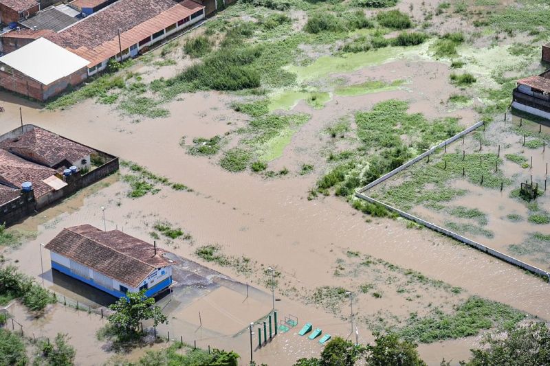 Inmet lança alerta de perigo com chuvas intensas no litoral do Nordeste