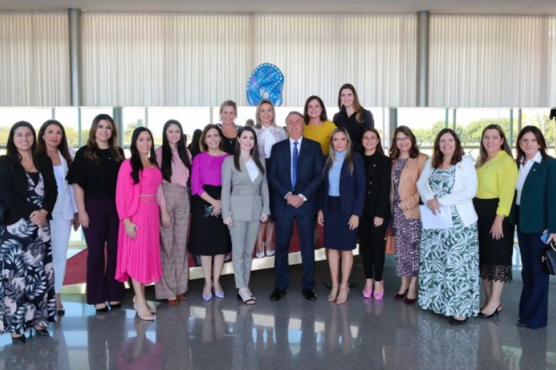 Bolsonaro se reúne com bancada feminina para tentar ampliar apoio entre eleitoras