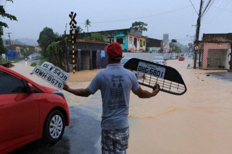 Detran explica o que fazer caso perca placa de veículos durante as chuvas
