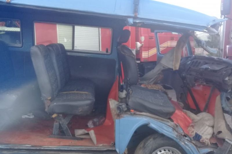 Carros batem de frente após motorista tentar desviar de buracos em Olho D’água do Casado