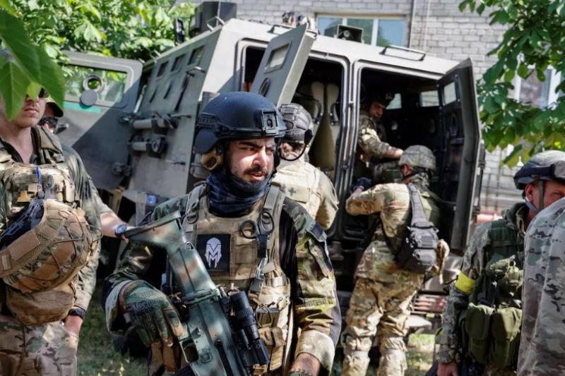 Rússia corta rota de fuga no leste da Ucrânia e diz ter destruído depósito de armas local