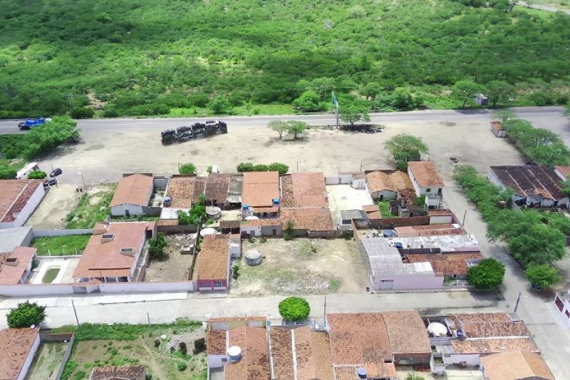 Caminhoneiro para para jantar, é feito refém e tem caminhão roubado em povoado de Canapi