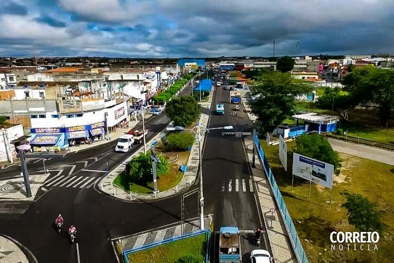 Mulher espanca filho, deixa-o trancado em casa com irmão recém-nascido e sai para festa