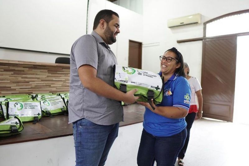 Prefeito Tiago Freitas entrega fardamentos para servidores da Saúde