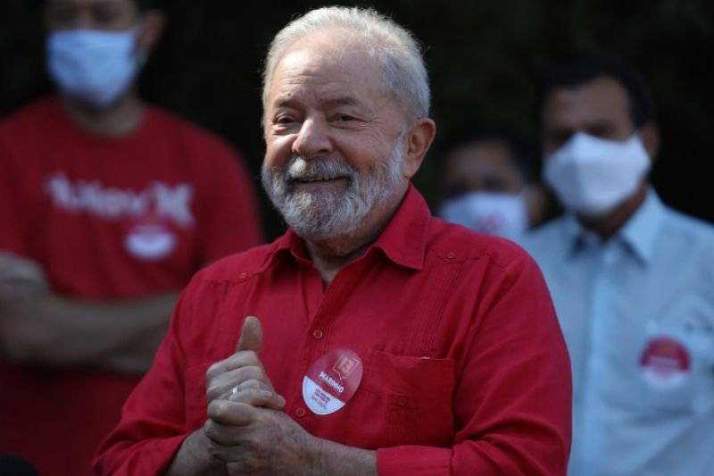 Lula abre 17 pontos sobre Bolsonaro no 2º turno, diz PoderData