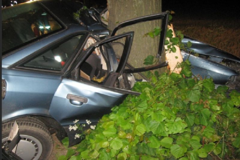 Duas pessoas ficam feridas após carro que estavam cair de ponte em Major Izidoro