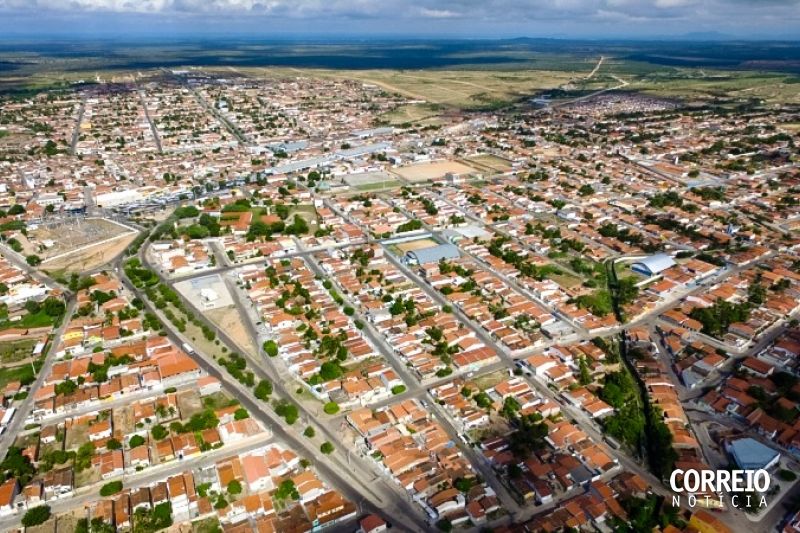 Mulher tem moto furtada enquanto fazia compras em mercado público em Delmiro Gouveia