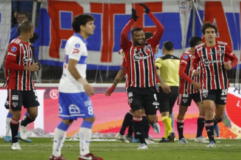 Em jogo com três expulsões, São Paulo vence a Universidad Católica