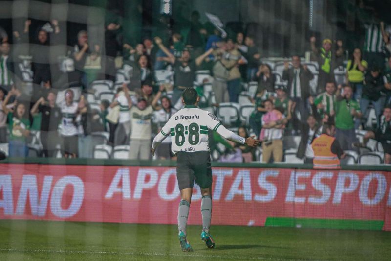 Coritiba derrota Fortaleza com gol nos acréscimos