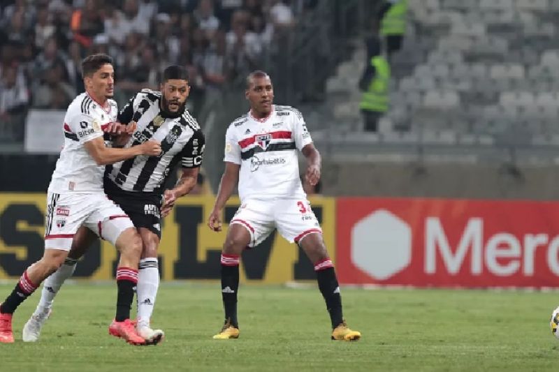 Luizão ajuda São Paulo a parar Hulk e brinca: