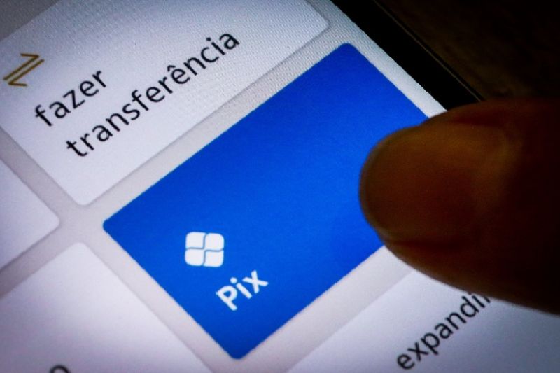 Apenas 51% da população com até 2 salários mínimos utilizam o Pix
