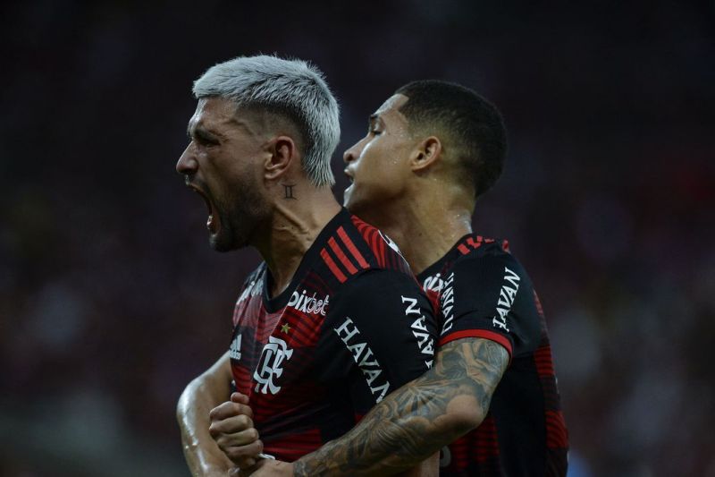 Arrascaeta desequilibra e Flamengo faz placar para chegar às quartas