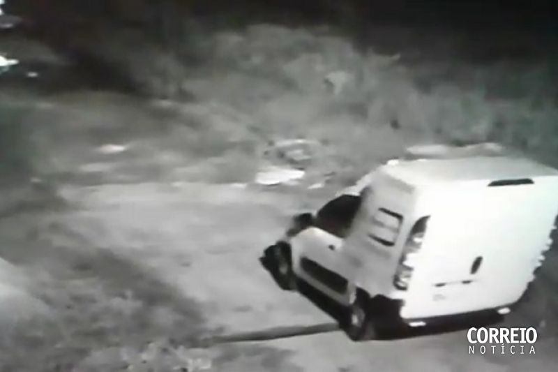 Ambulância é flagrada fazendo transporte e descarte de animal morto em Delmiro Gouveia