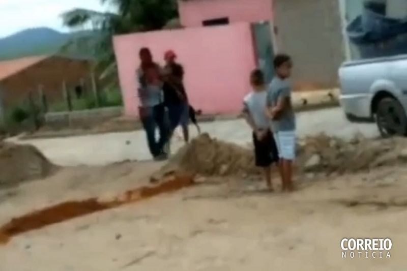 Homem é apedrejado após reclamar de vândalos que destruíam calçamento feito por ele