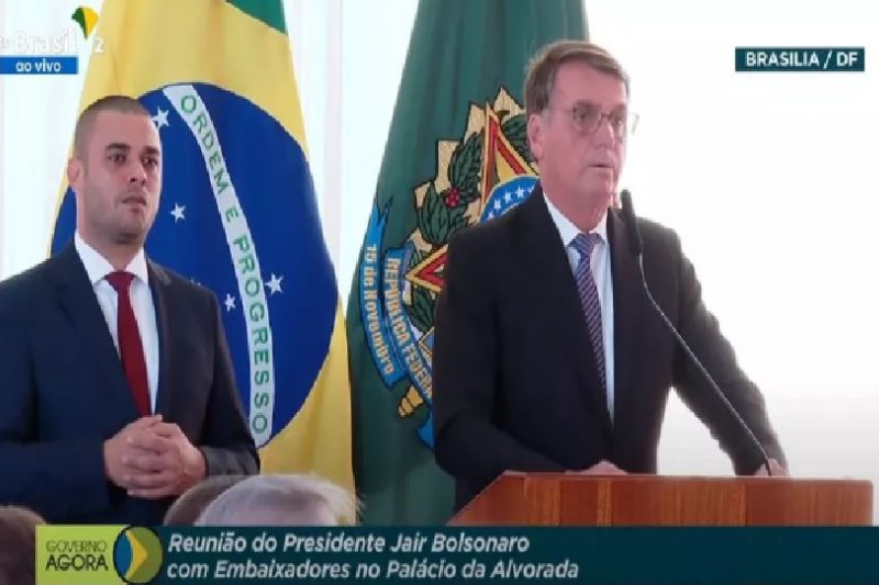 Sem provas, Bolsonaro repete a embaixadores suspeitas já desmentidas sobre urnas